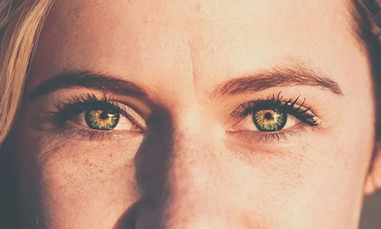 Objawy zmęczenia oczu: jak je rozpoznać i uniknąć bólu oczu