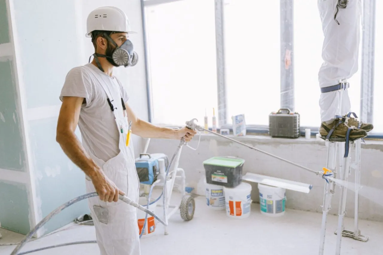 Jaką dyszę do malowania farbami akrylowymi wybrać, aby uniknąć błędów?