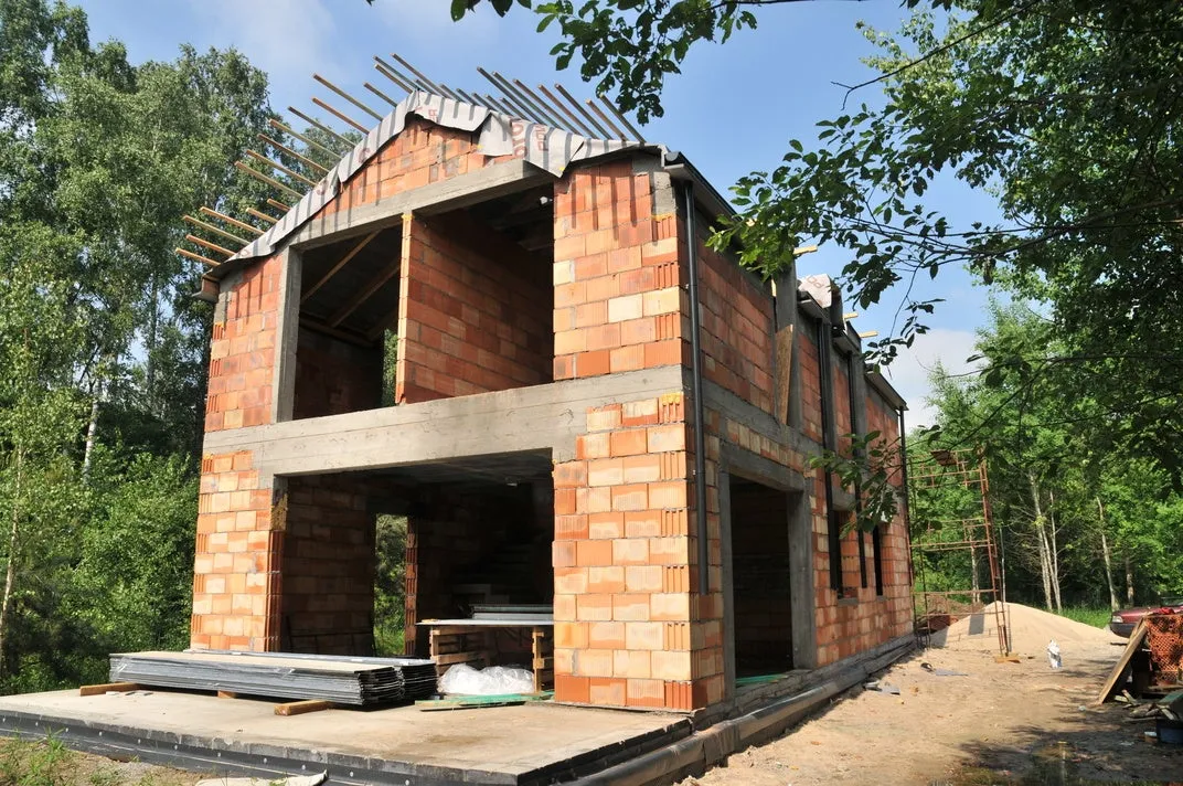 Ile cegieł wchodzi na metr kwadratowy? Oblicz dokładnie z uwzględnieniem strat