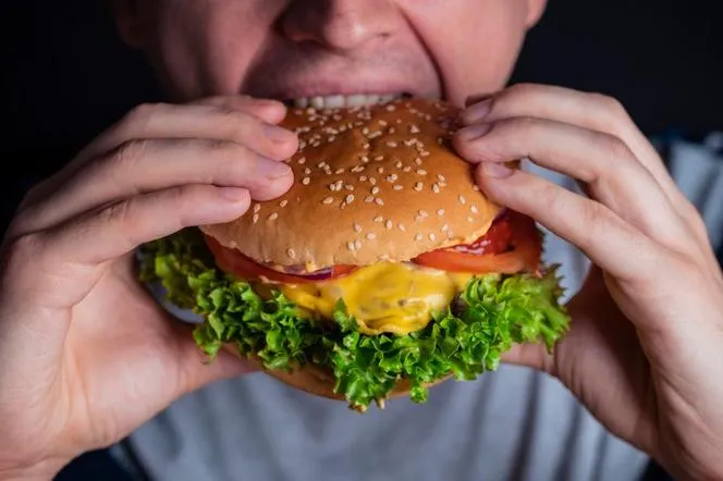 Jak jeść hamburgera bez bałaganu - praktyczne techniki na każdą okazję