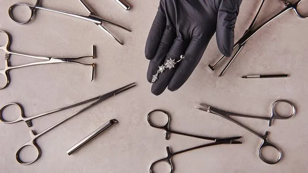 Czy kolczyki w sutkach bolą? Sprawdź, co naprawdę czujesz podczas przekłucia