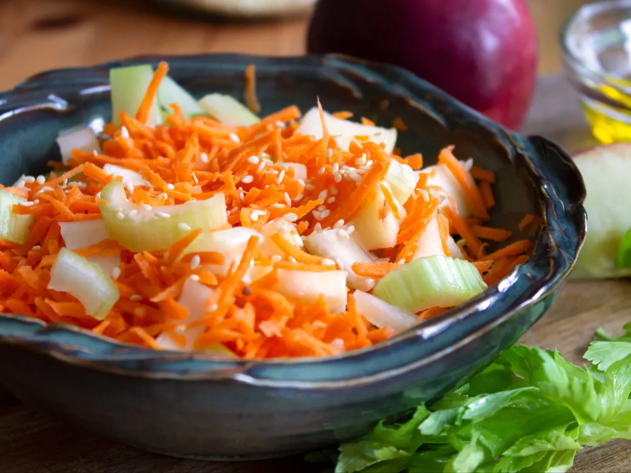 Jak zrobić surówkę z selera – prosty przepis, który zachwyci gości