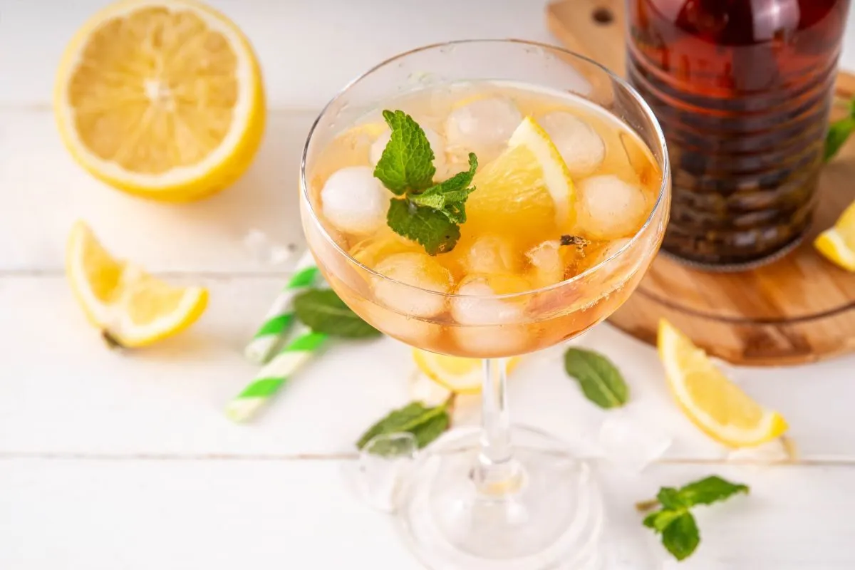 Prosty przepis na napój cytrynowy, który orzeźwia w upalne dni