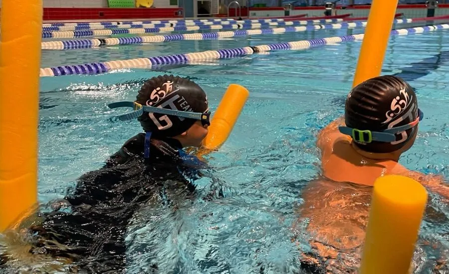 Jak się nauczyć pływać: proste metody na pokonanie strachu i naukę