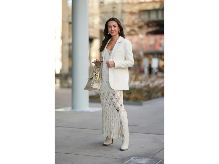 Biała marynarka: Jak stylizować? Od biura po wesele poradnik