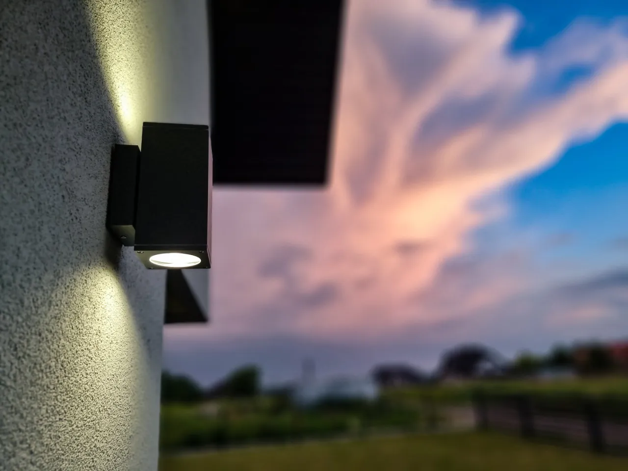 Lampy zewnętrzne na dom: Praktyczny przewodnik po wyborze i montażu