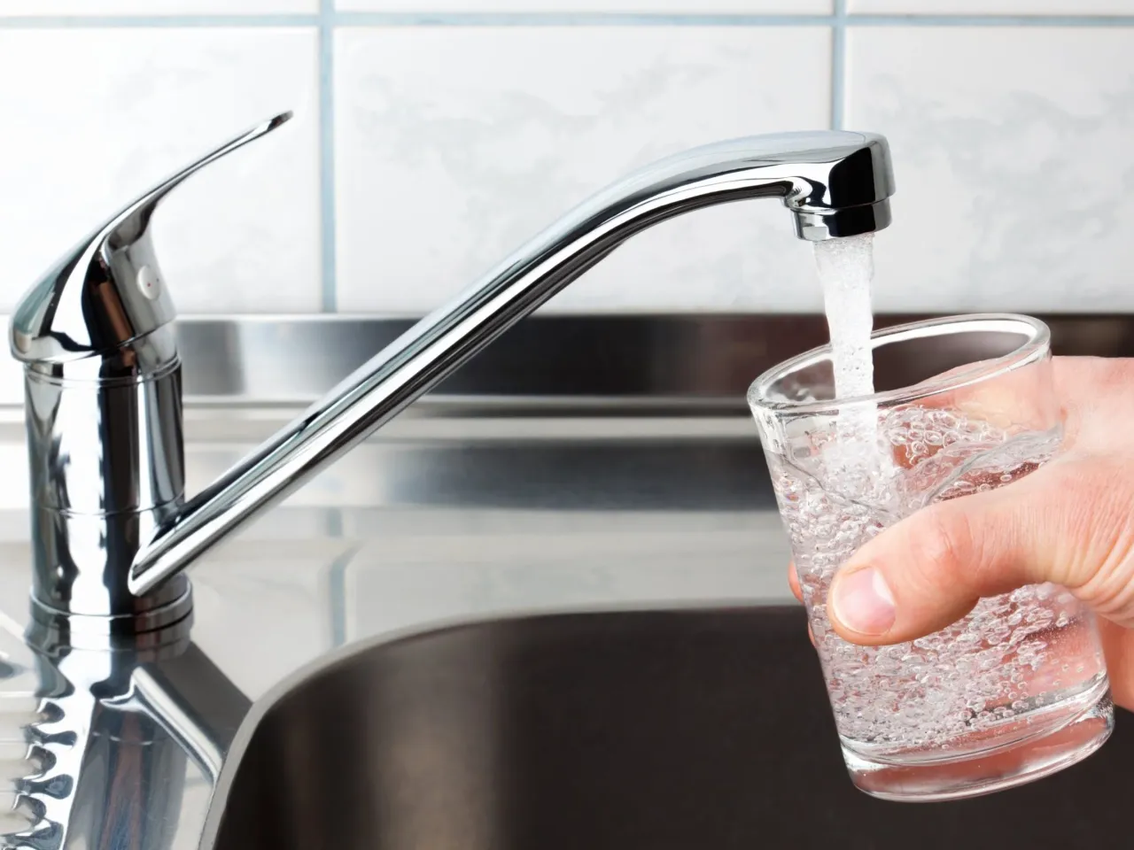 Ile kosztuje woda z kranu? Ceny, które zaskoczą i oszczędzą