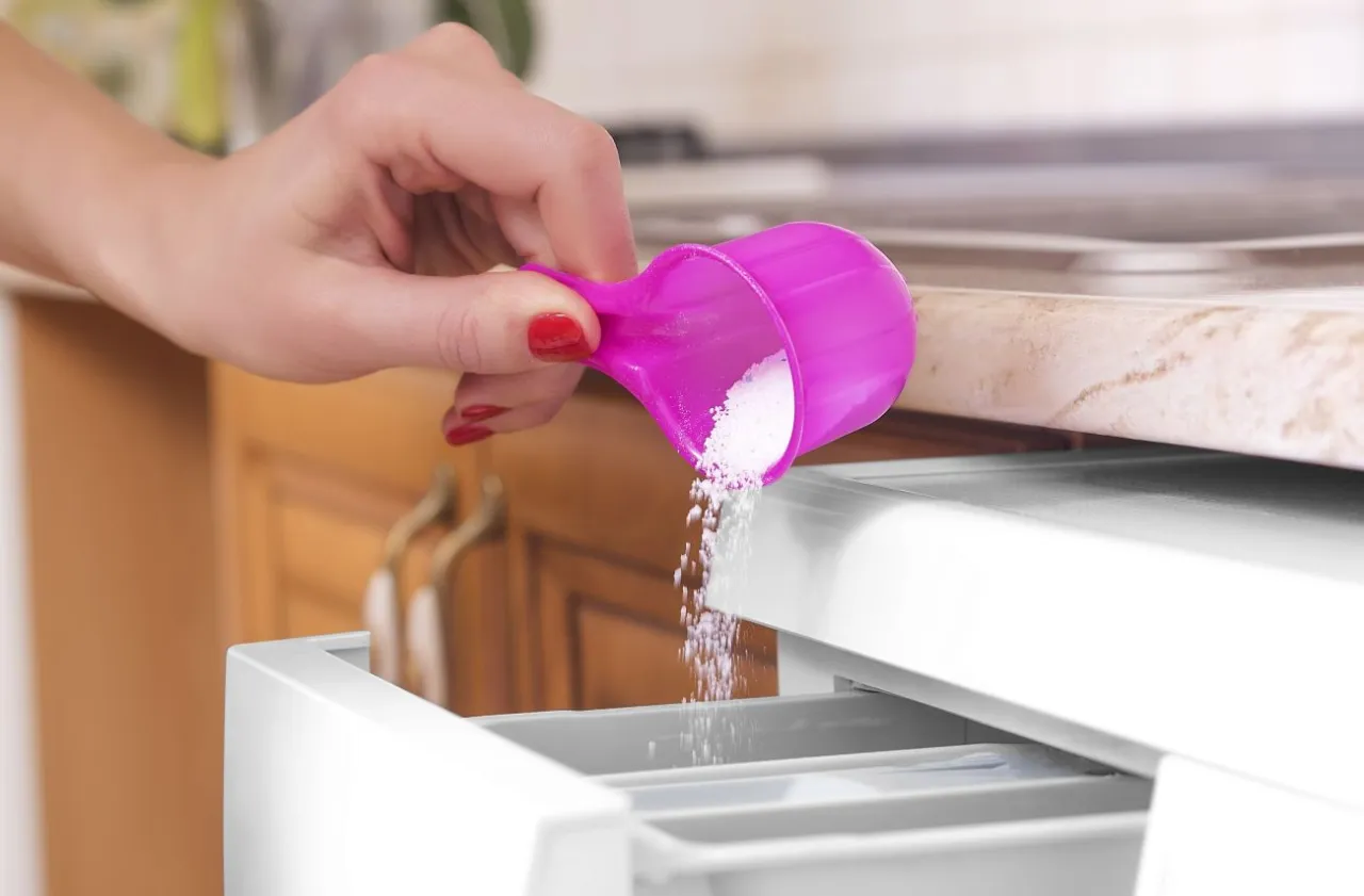 Czy do prania parowego dodaje się proszek, aby uniknąć plam?