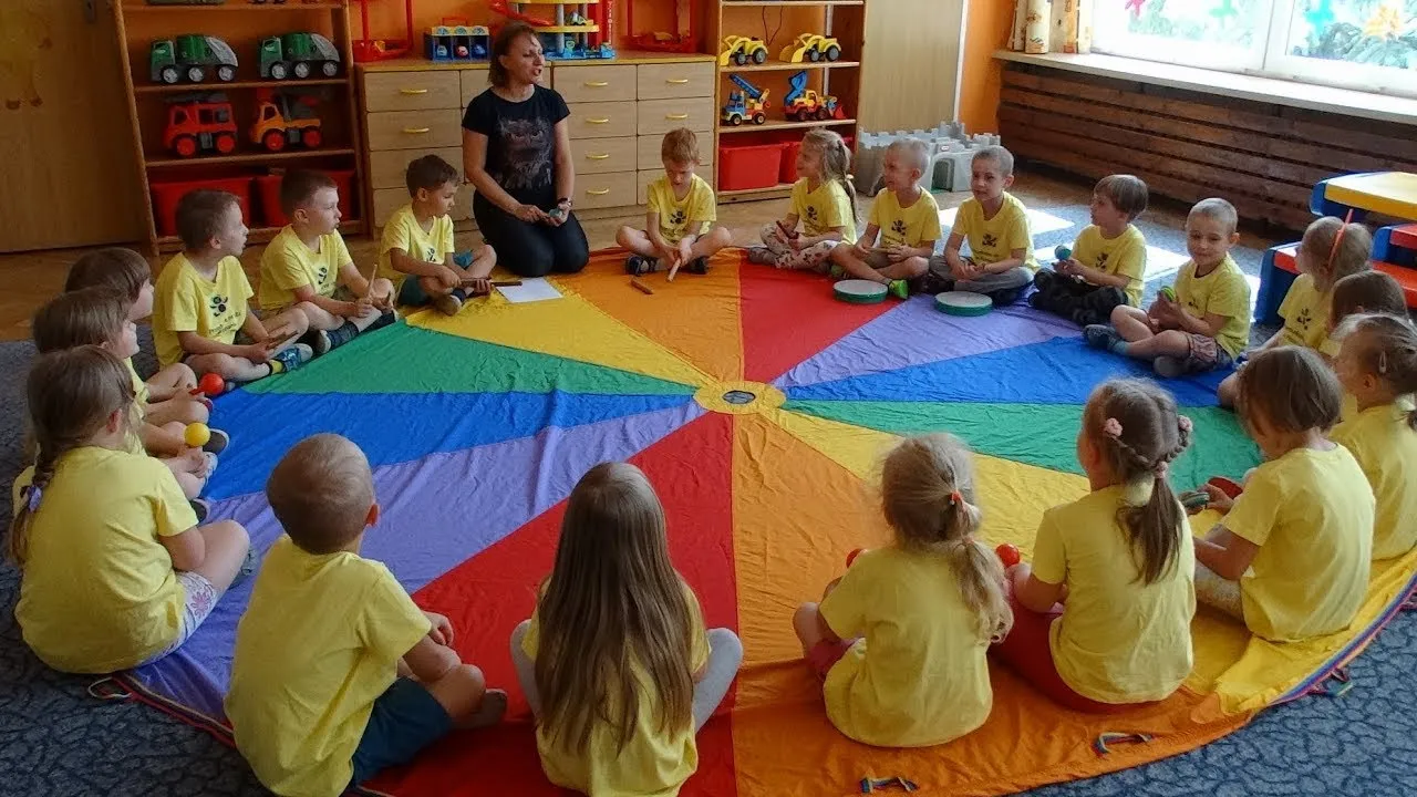 Pierwsze zajęcia z rytmiki w przedszkolu - jak zaangażować dzieci?