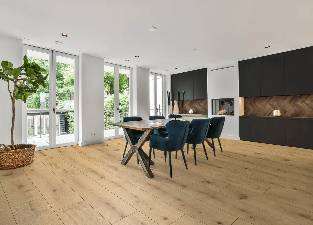 Jak kłaść panele w stosunku do okna, by uniknąć błędów i zyskać efektowny wygląd