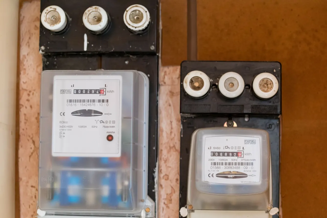 Kontroluj prąd z kanapy! E-licznik PGE to nowe oko na zużycie!