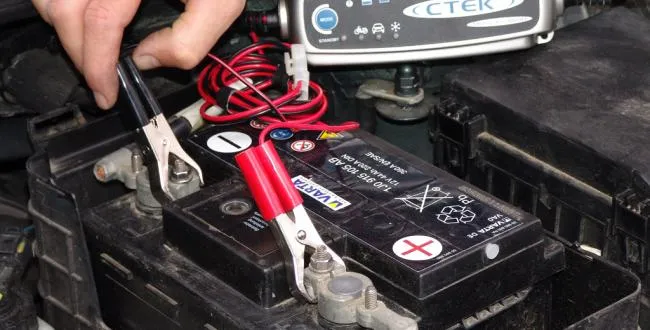 Jak podłączyć prostownik? Krok po kroku bezpiecznie naładuj aku!