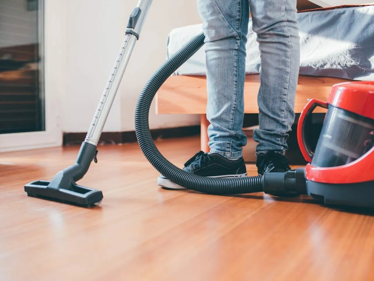 Najlepszy odkurzacz do paneli i płytek – uniknij zarysowań i brudu