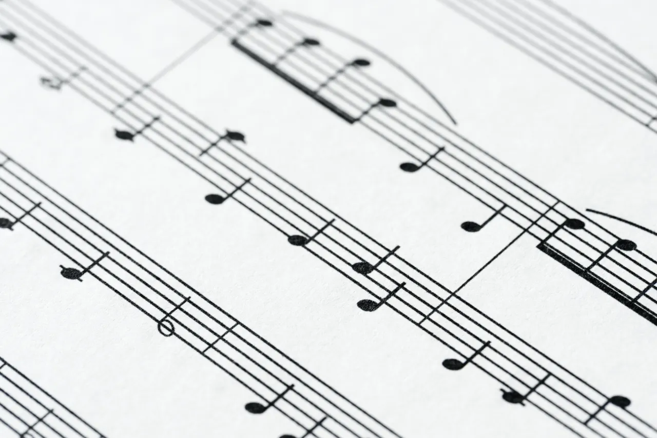 Jak czytać nuty na pięciolinii – proste zasady i skuteczne triki