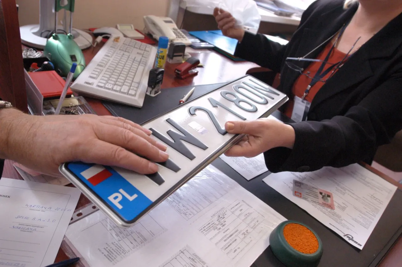 Przerejestrowanie auta bez wymiany tablic: Koszt i procedura 2024