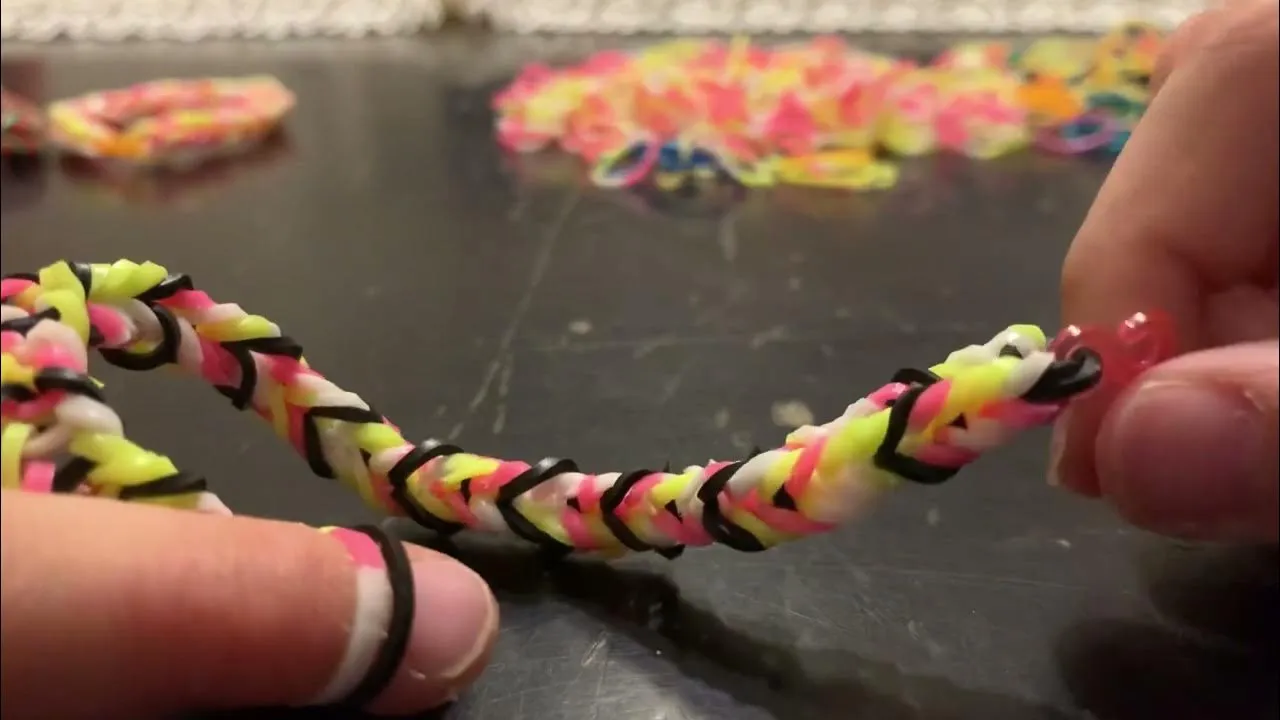 Jak zakończyć bransoletkę z gumek – proste metody na trwałe zapięcie