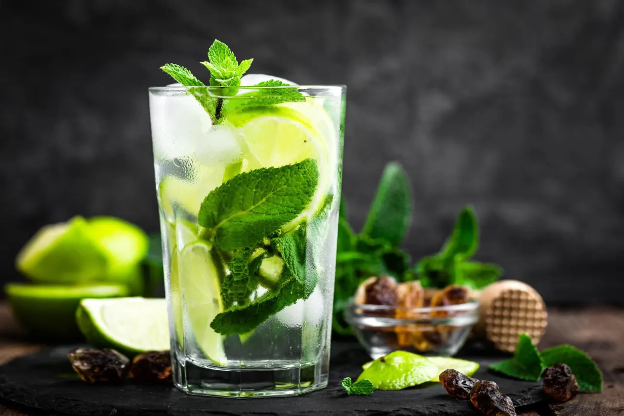 Ile kosztuje drink mojito? Ceny w barach i sklepach w Polsce