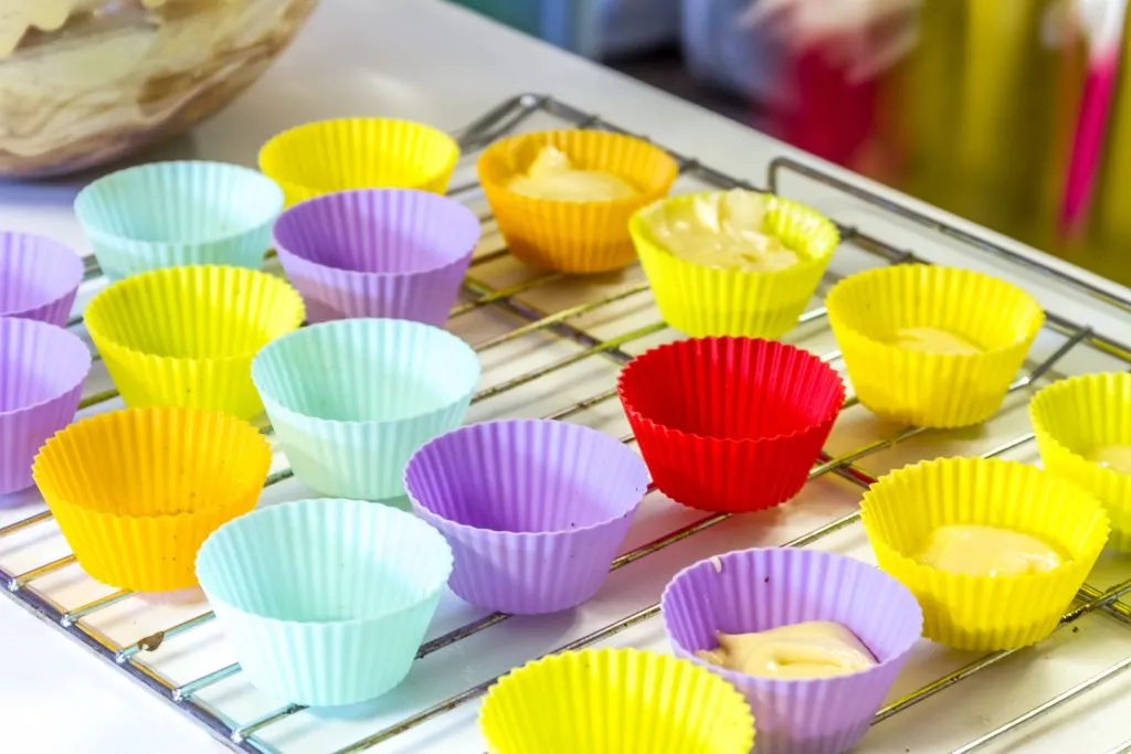 Czy papierowe foremki do babeczek trzeba smarować tłuszczem? Odpowiedź, która zaskoczy