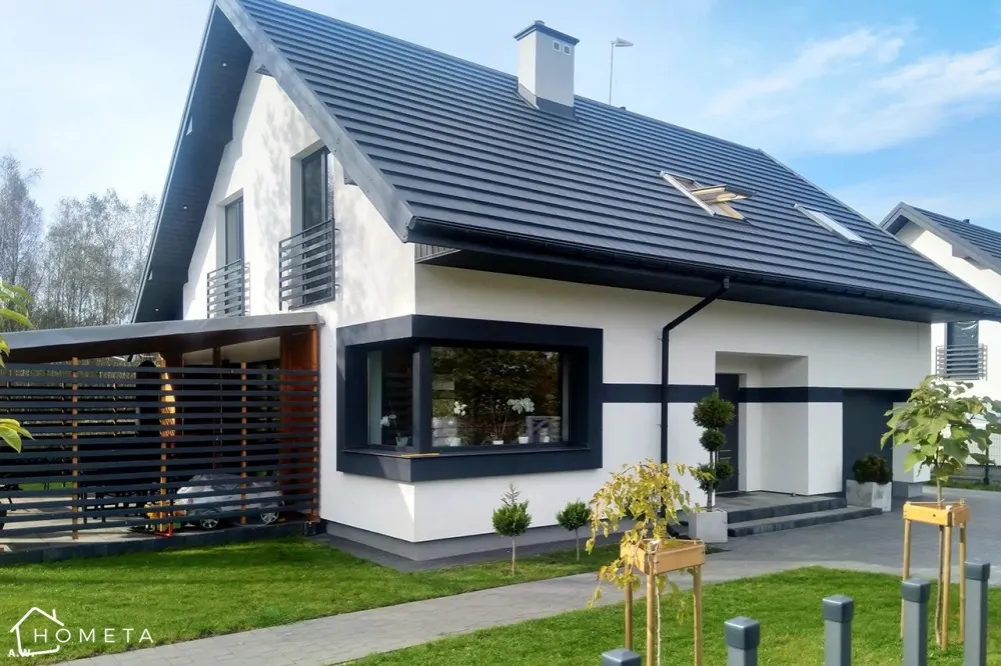Elewacja biała z grafitem: elegancki i nowoczesny design domu Elewacja biała z grafitem: elegancki i nowoczesny design domu
