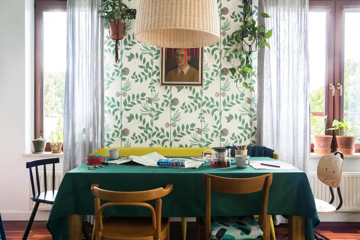 Stół w salonie: Stylowe dekoracje i inspiracje na miarę Twoich potrzeb