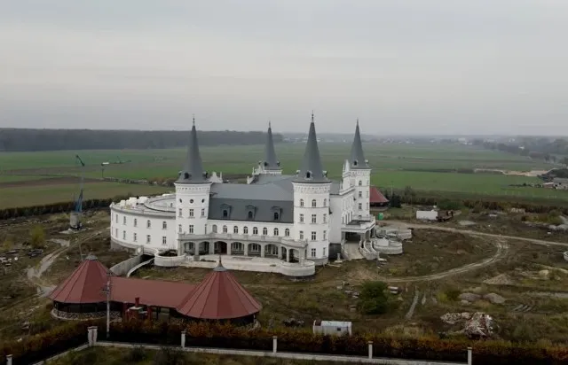 Kiedy otwarcie hotelu Cztery Wieże w Katarzyninie? Aktualne informacje