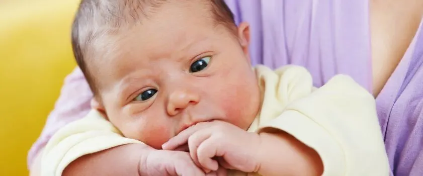 Zez u niemowlaka: Kiedy martwić się i iść do okulisty?