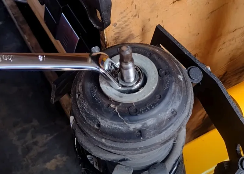 4 objawy zużycia poduszki amortyzatora Astry H. Sprawdzamy auto