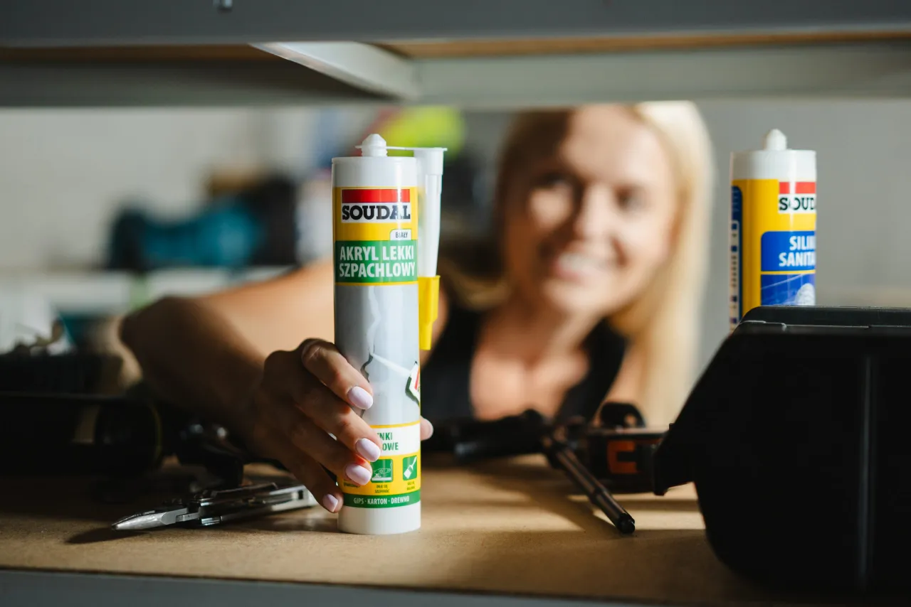 Ile schnie akryl? Rozróżnij farbę od uszczelniacza i maluj bez błędów