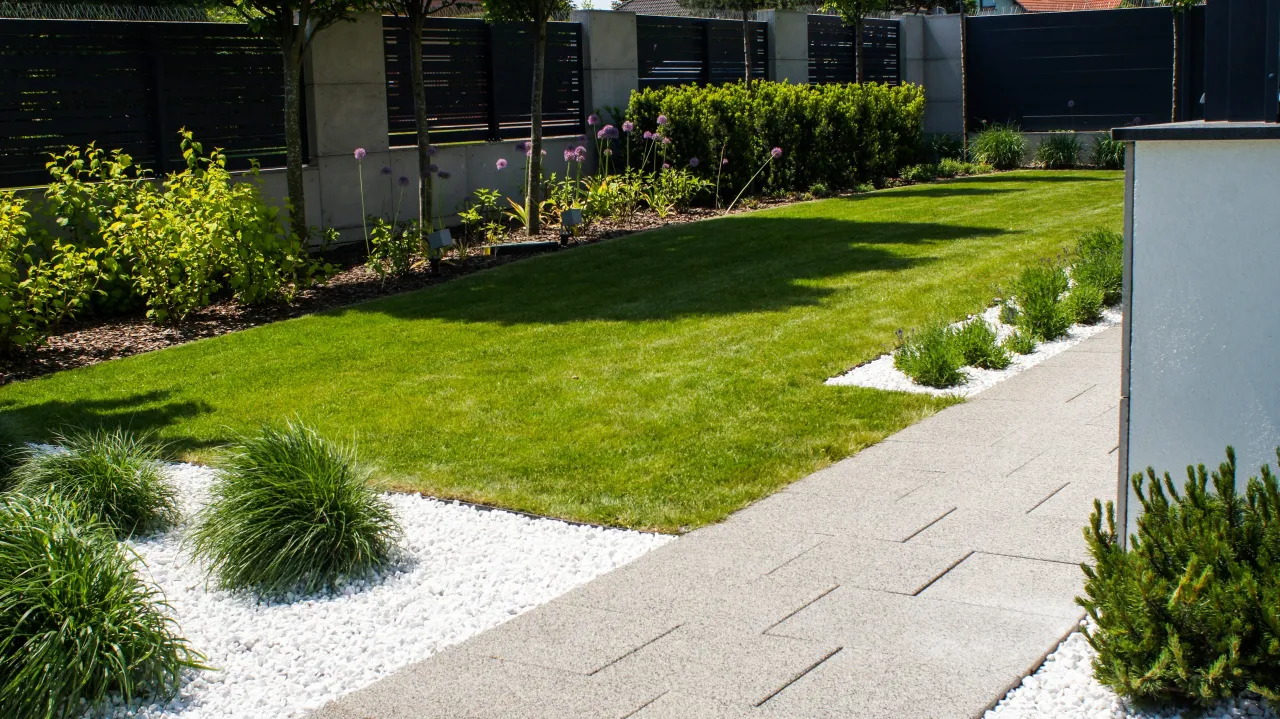 Jak umyć białe kamienie ogrodowe i uniknąć trwałych zabrudzeń