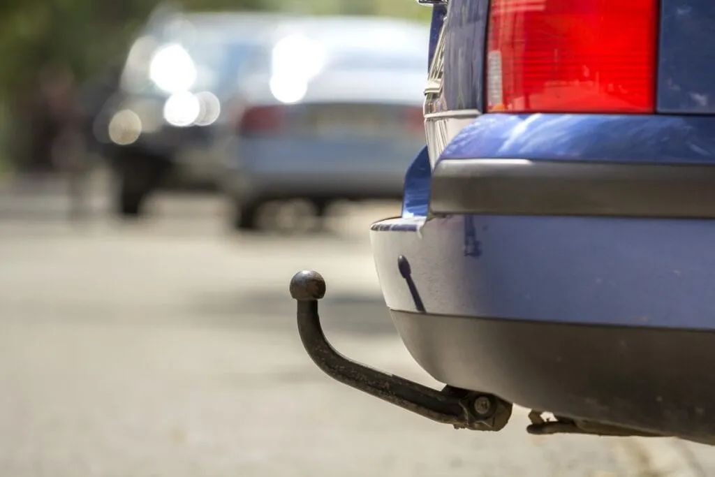 Holowanie samochodu: jak to zrobić bezpiecznie i bez mandatu?