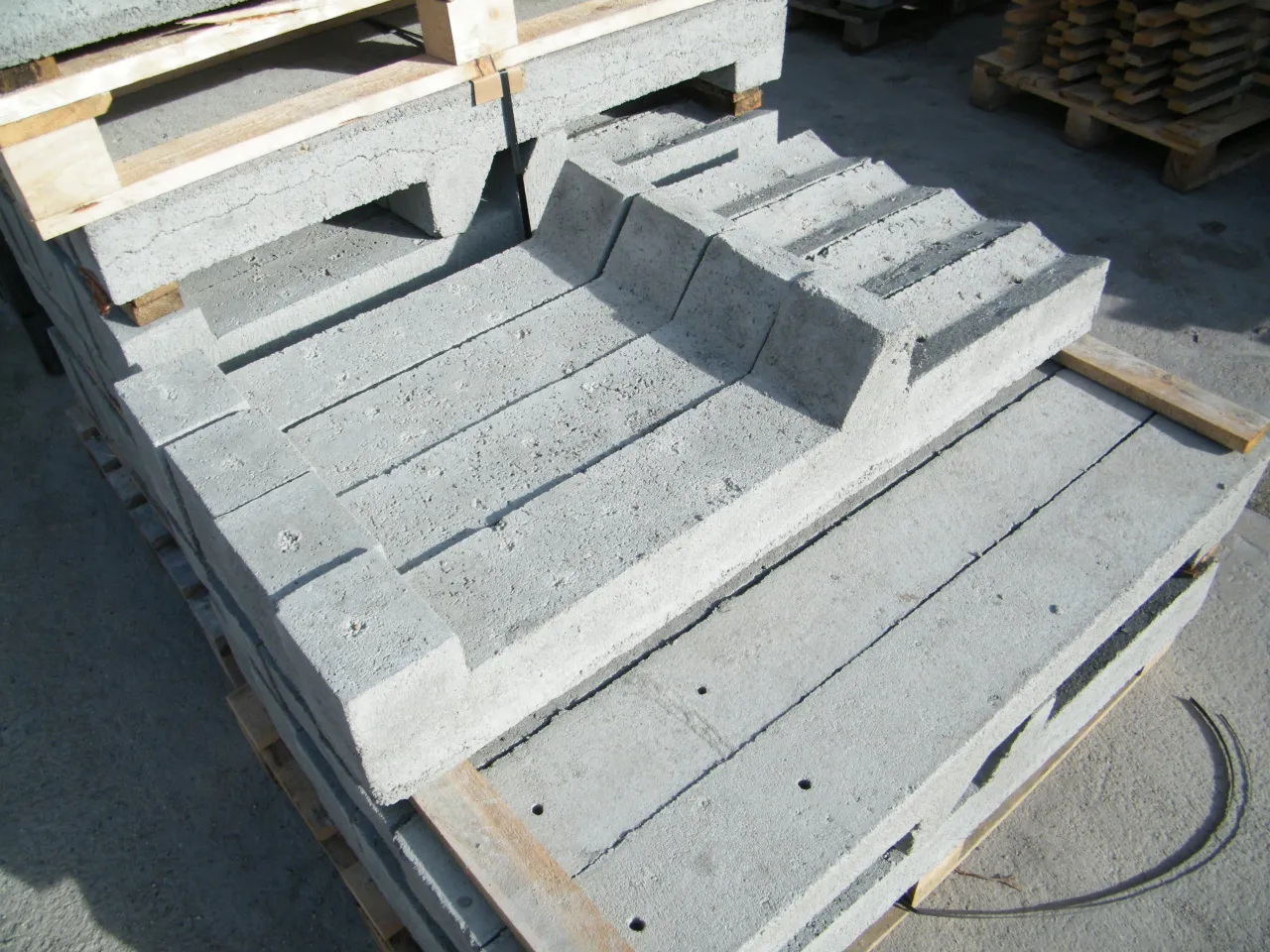 Kotwy do ambon: Jak zapewnić stabilność i bezpieczeństwo konstrukcji