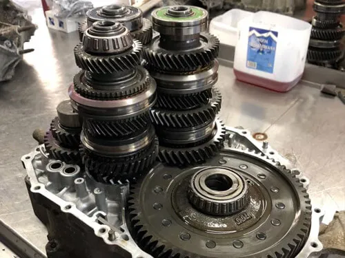 Naprawa i serwis skrzyni biegów – co musisz wiedzieć przed wizytą?