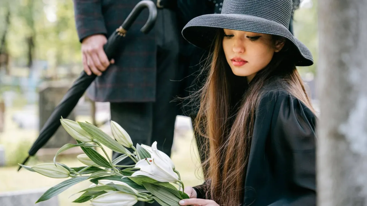Ile kwiatów na pogrzeb? Odpowiednia liczba i symbolika kwiatów