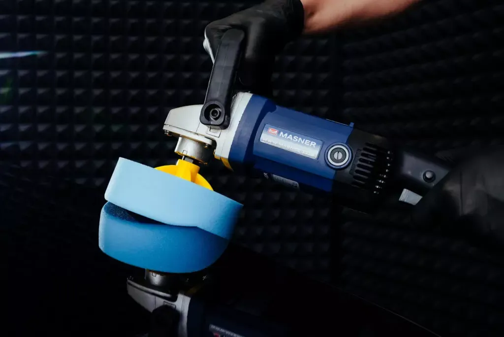 Jaką gąbką polerować samochód, aby uzyskać idealny efekt?