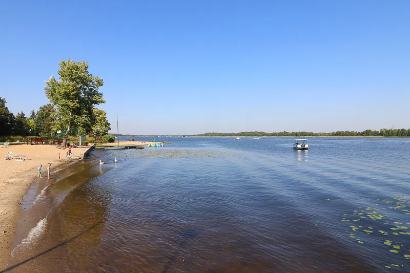 Plaża nad jeziorem Zegrzyńskim: najlepsze miejsca i atrakcje dla rodzin