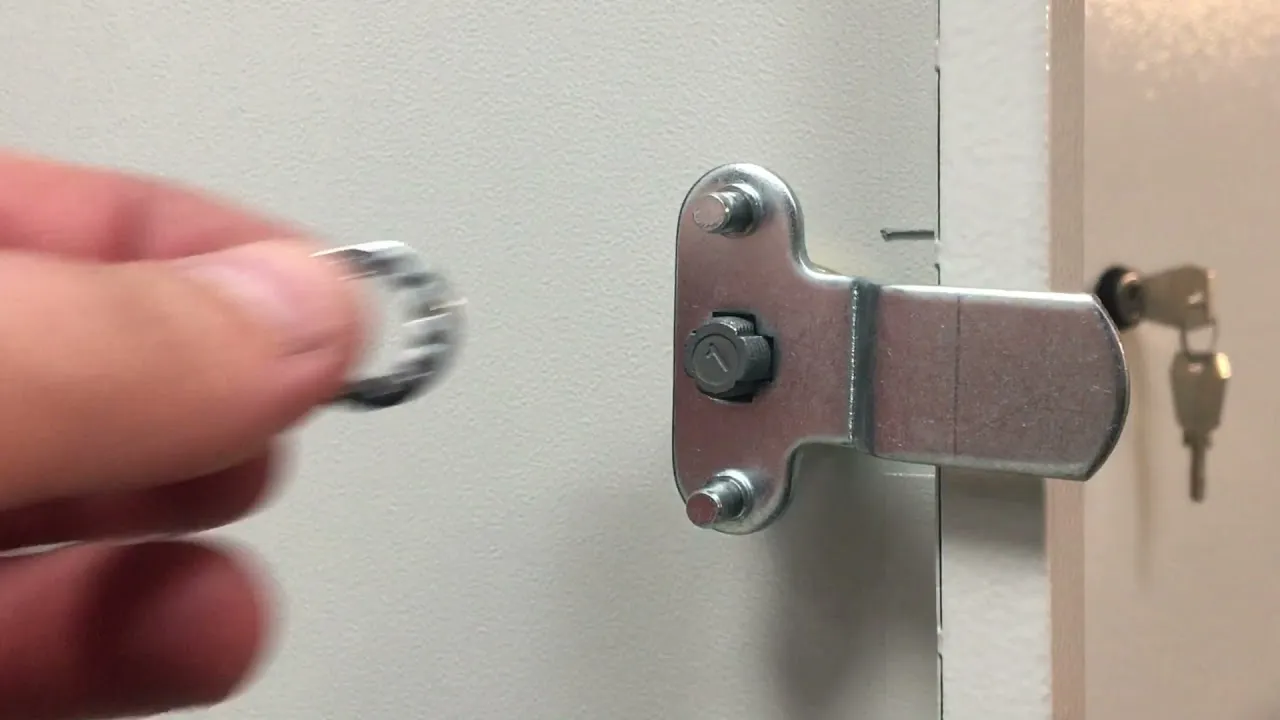 Jak otworzyć zamek w szafce bhp bez klucza i uniknąć uszkodzeń