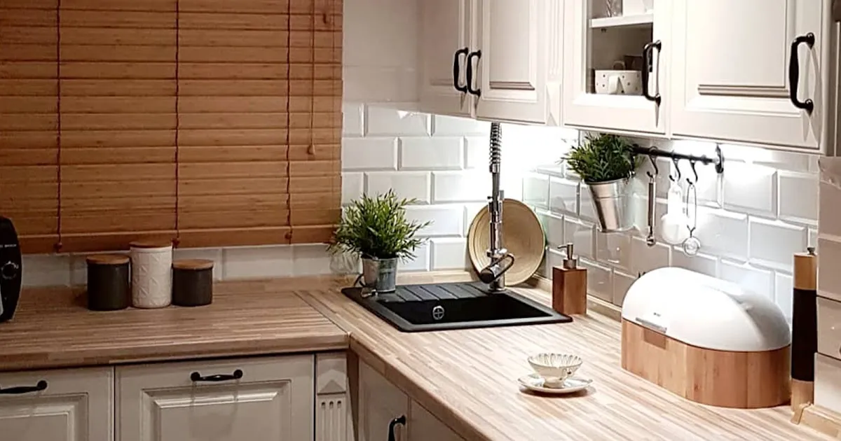 Czym zasłonić okno w kuchni? Najlepsze opcje i porady na każdą kuchnię