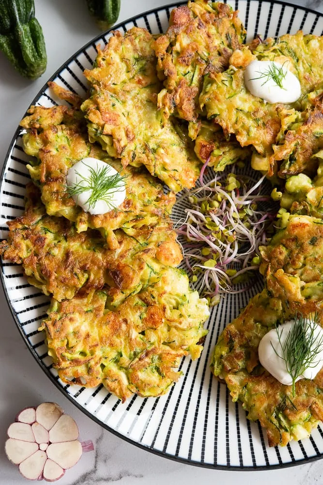 Placki z cukinii – z czym podawać, by danie było idealne i smaczne? Placki z cukinii – z czym podawać, by danie było idealne i smaczne?