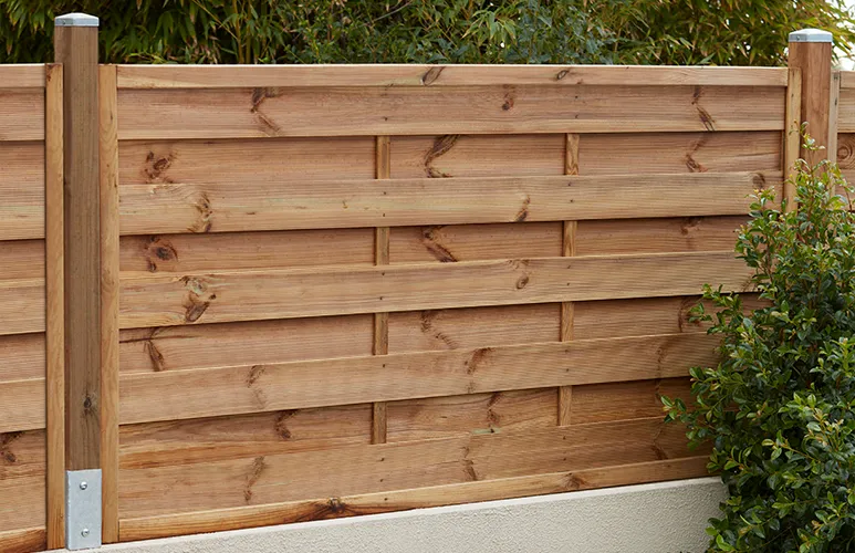 Jak wzmocnić płot lamelowy przed wiatrem, aby uniknąć zniszczeń