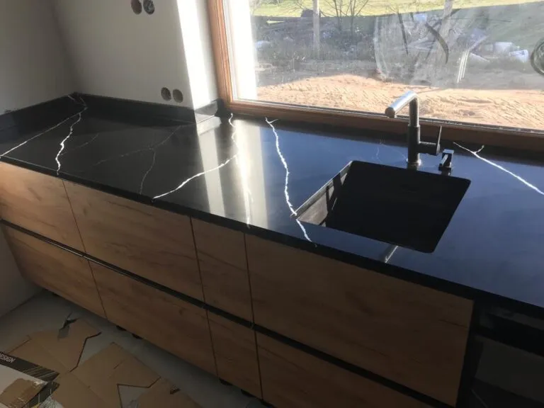 Jak skutecznie czyścić konglomerat i unikać uszkodzeń powierzchni