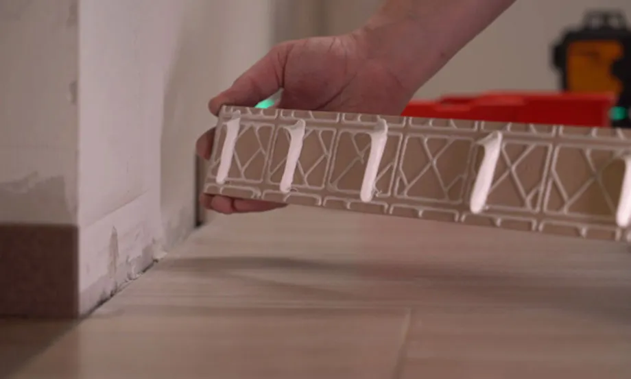 Czym przyklejać listwy przypodłogowe, aby uniknąć błędów i kosztów?