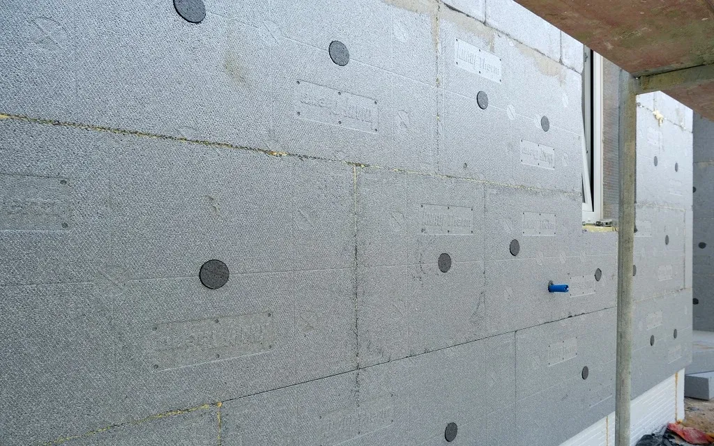 Czy trzeba kołkować styropian? Kiedy to konieczne, a kiedy nie?