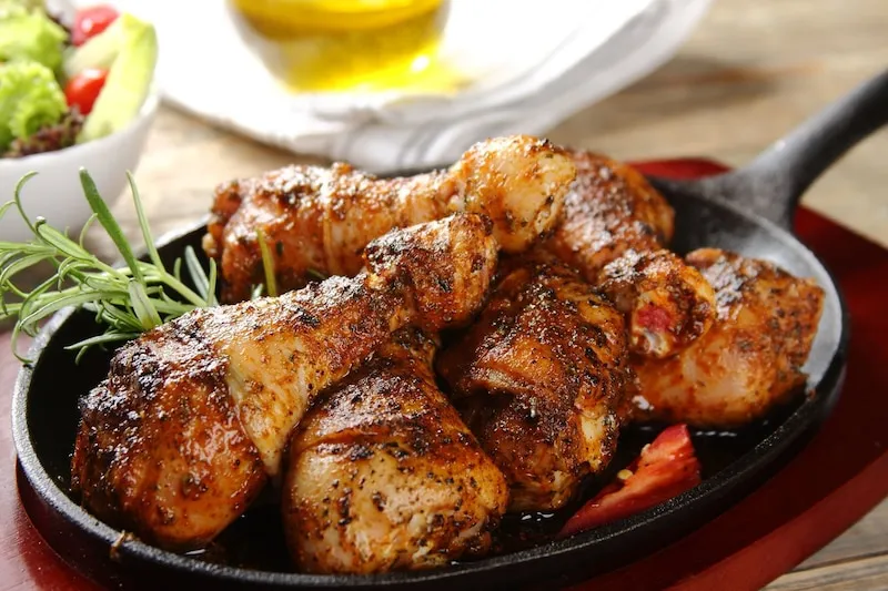 Chrupiące pałki z kurczaka w piekarniku: sposób na idealną skórkę