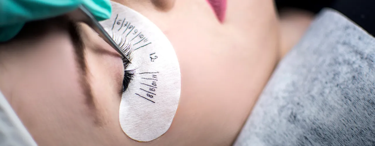 Gdzie najlepiej zrobić kurs przedłużania rzęs? Sprawdź najlepsze opcje