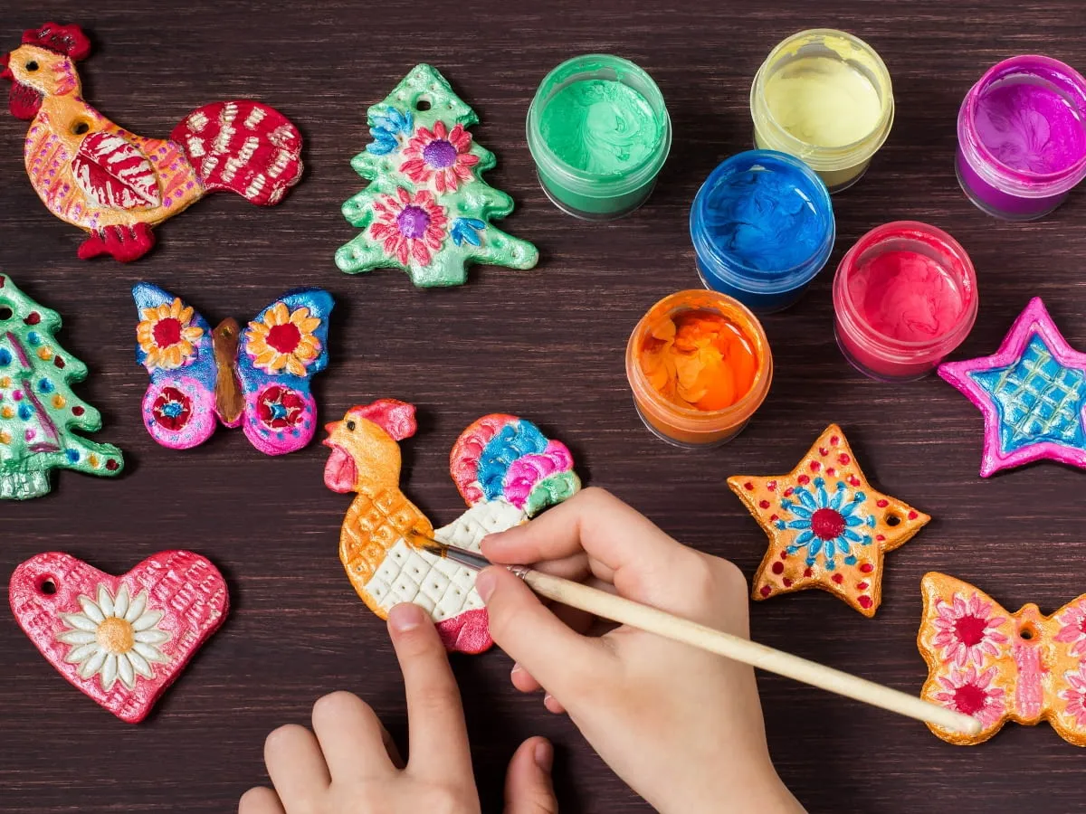 Czym malować ozdoby z masy solnej? Najlepsze farby i techniki malarskie