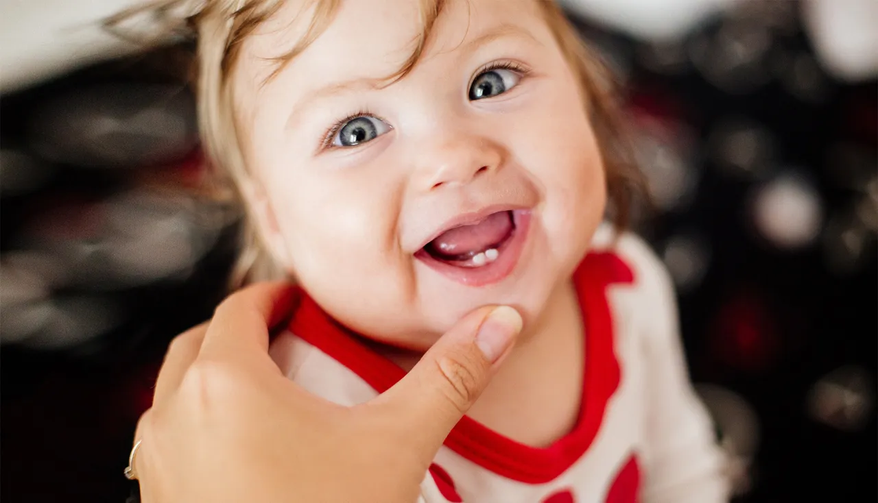 Jak wyglądają dziąsła przy ząbkowaniu górnych jedynek? Objawy i porady dla rodziców