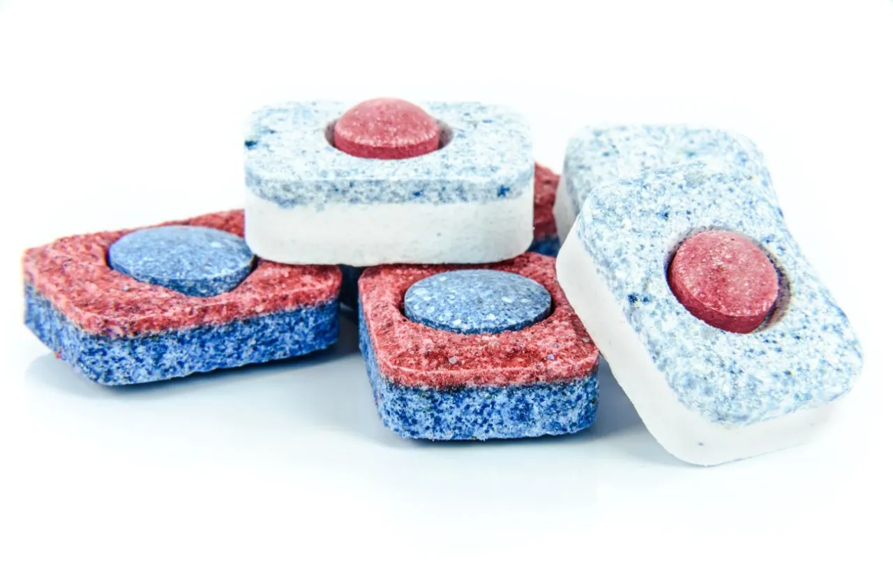 Tabletka do zmywarki w pralce? Ryzyko, skutki i bezpieczne alternatywy