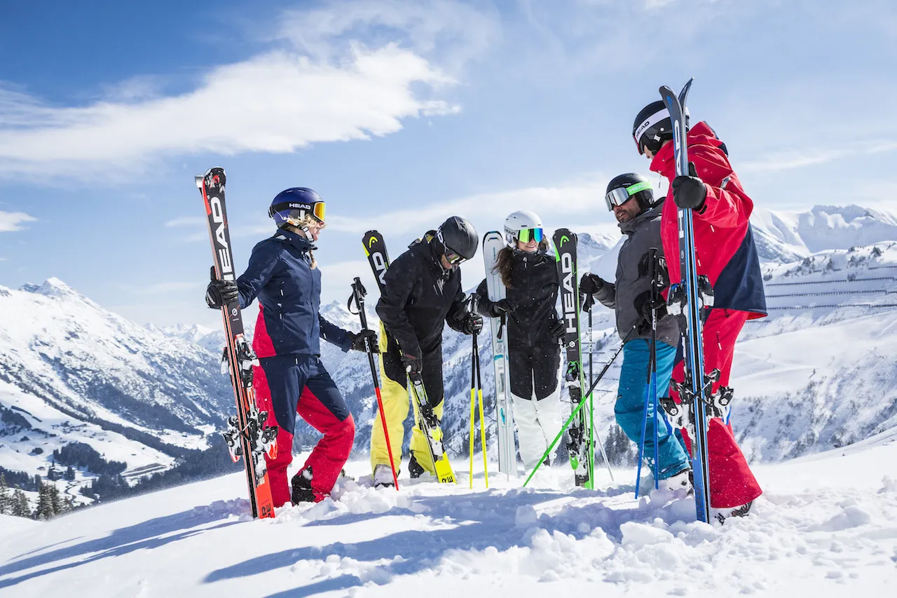 Idealny zestaw na narty: jak wybrać najlepszy sprzęt dla siebie