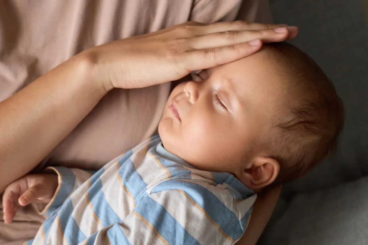 Objawy gorączki u niemowlaka – kiedy konieczna jest wizyta u lekarza?