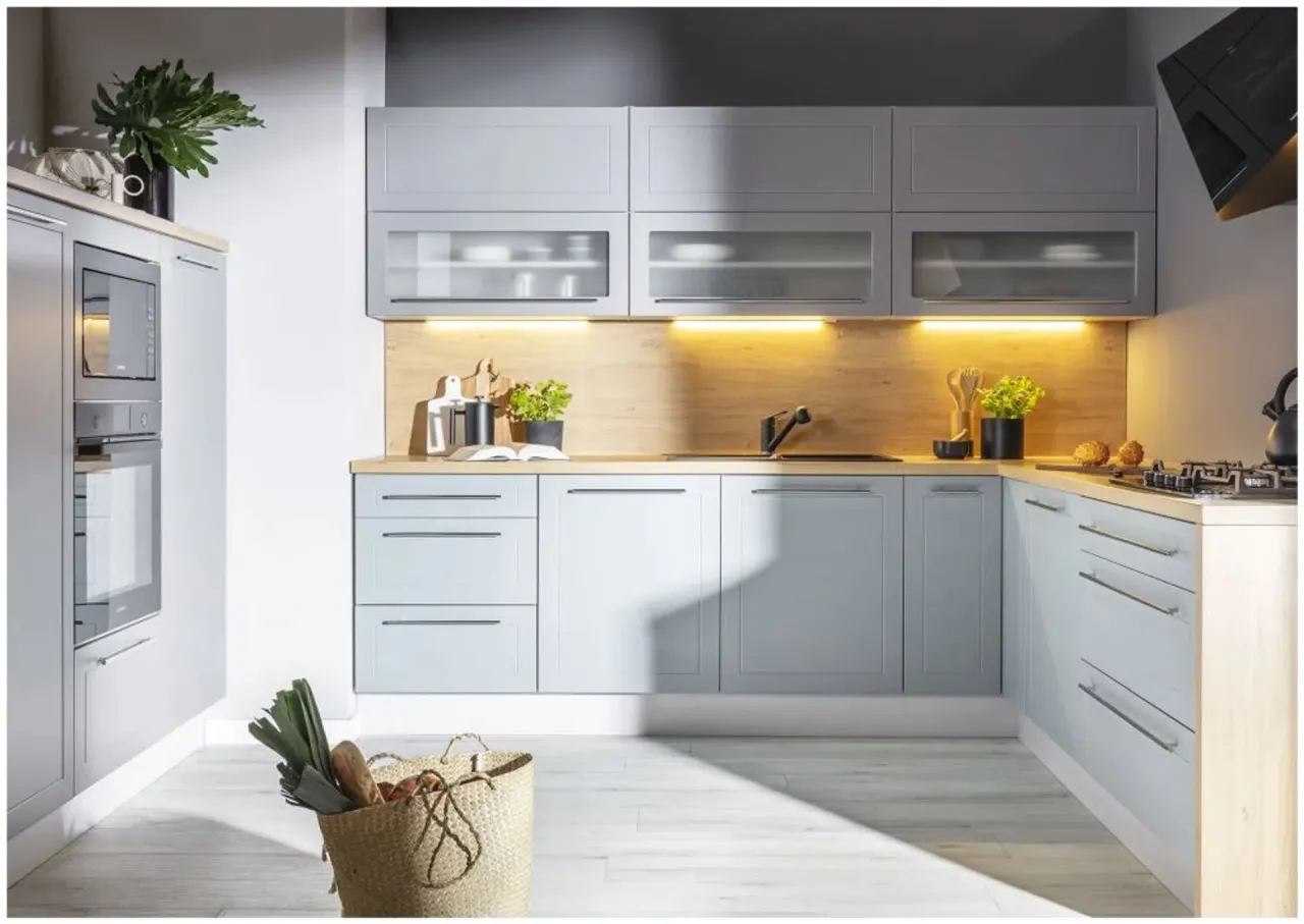 Jaka przestrzeń między szafkami kuchennymi zapewnia komfort i funkcjonalność?